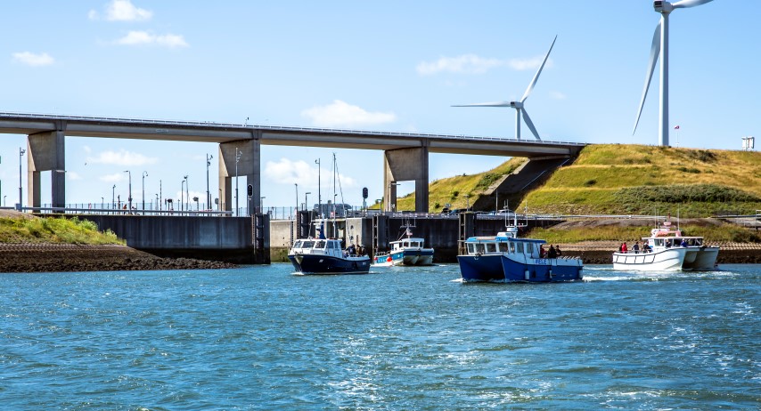 Een aantal charterboten wachten voor de sluis