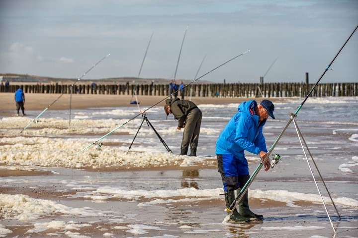 Het kan druk zijn met vissers op het strand